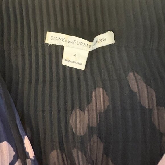 Diane Von Furstenberg DVF Mikino Pleated Neckline Smock Waist Dress - size 4 - Picture 12 of 15